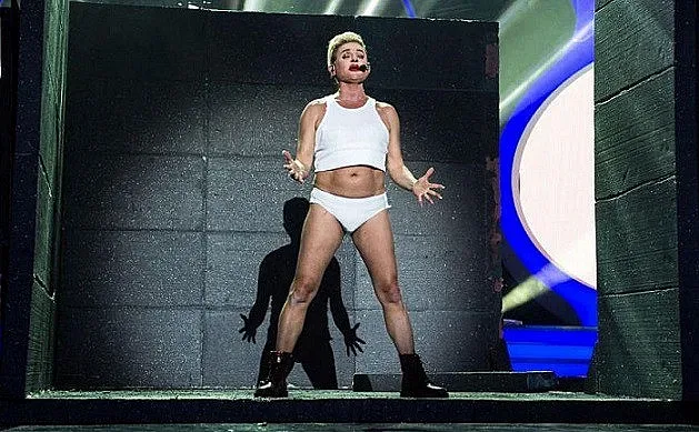 Къци спечели "Капките" със стриптийз