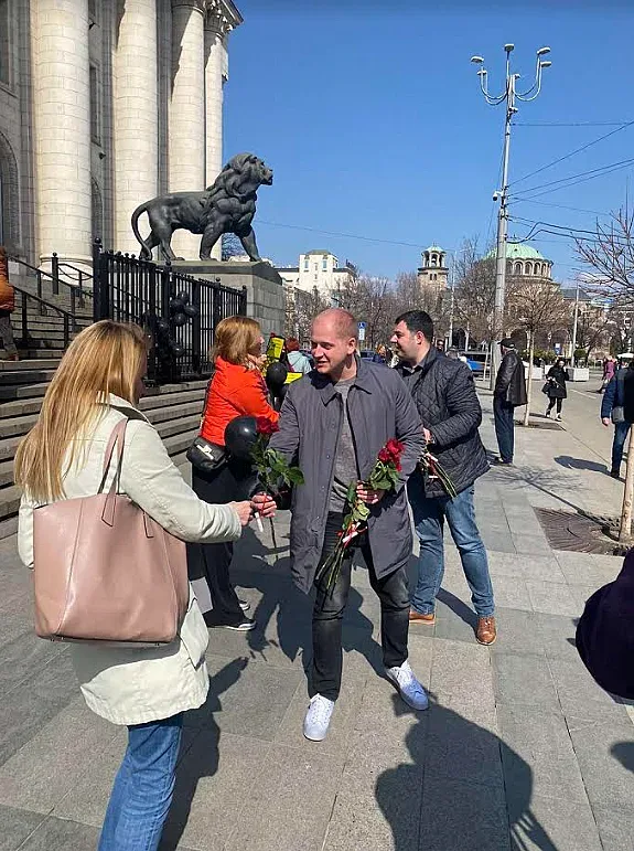 Младите социалисти подариха 112 рози на жени