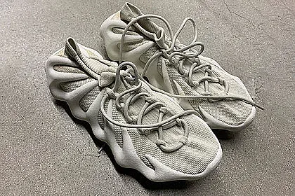 Продадоха за минута кецовете на Кание Уест