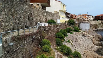 Шок! Събарят част от крепостната стена в Созопол