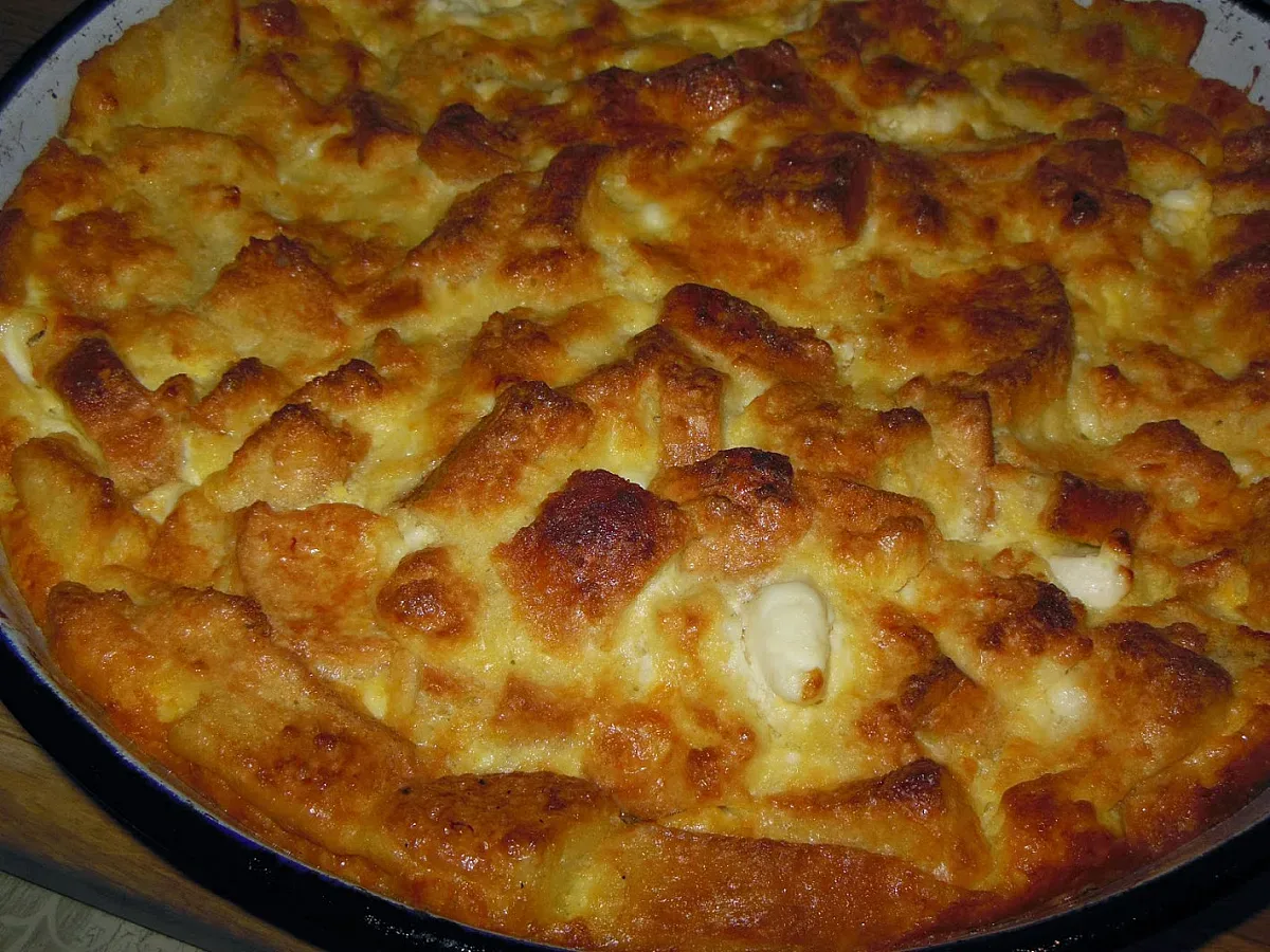 Икономична закуска: Баница със стар хляб