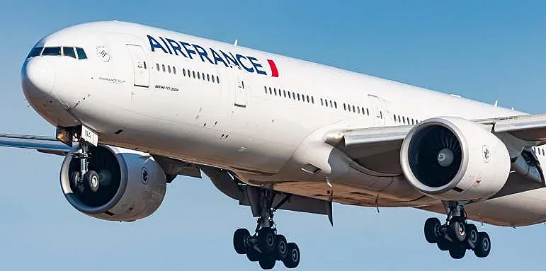 Появиха се кадри от самолета, приземен извънредно