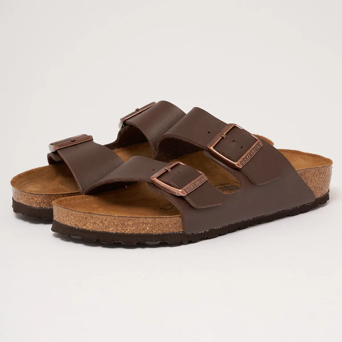 Тези сандали направиха двама милиардери