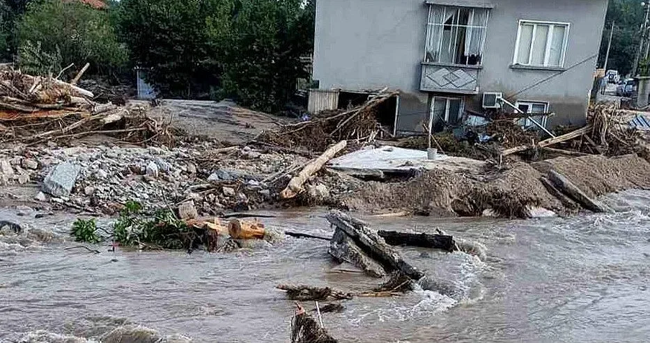 Метеоролозите бият тревога! Потопът идва в две области