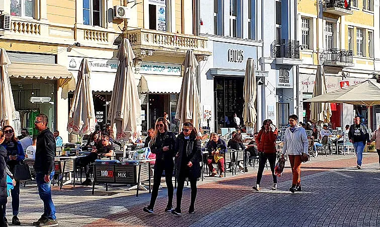 Търсят на пожар сервитьори и готвачи