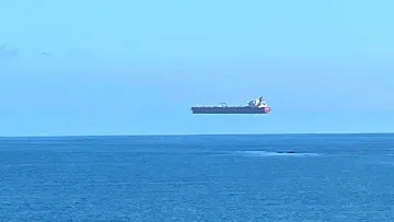 Кораб, летящ над водата в Англия?