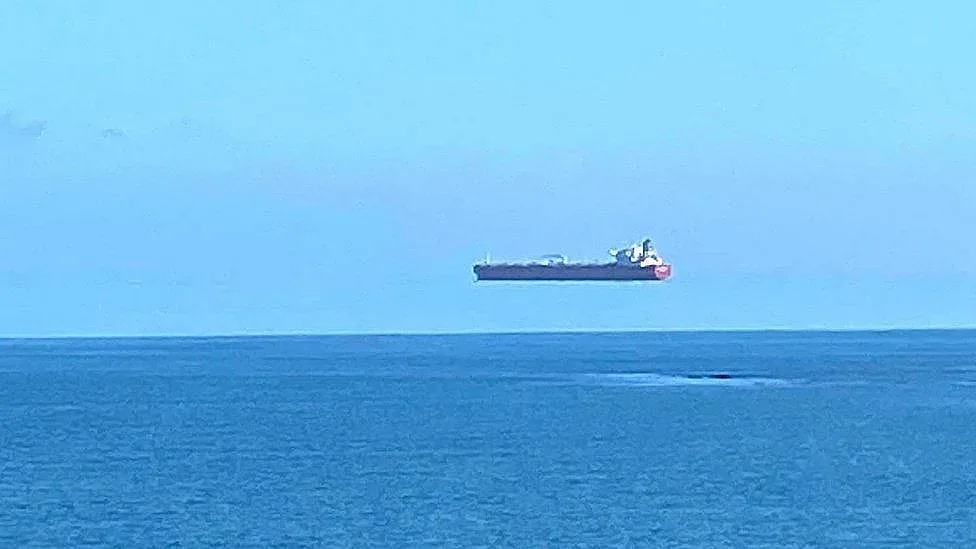 Кораб, летящ над водата в Англия?
