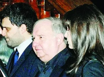 Владко Живков на село, жена му го гледа
