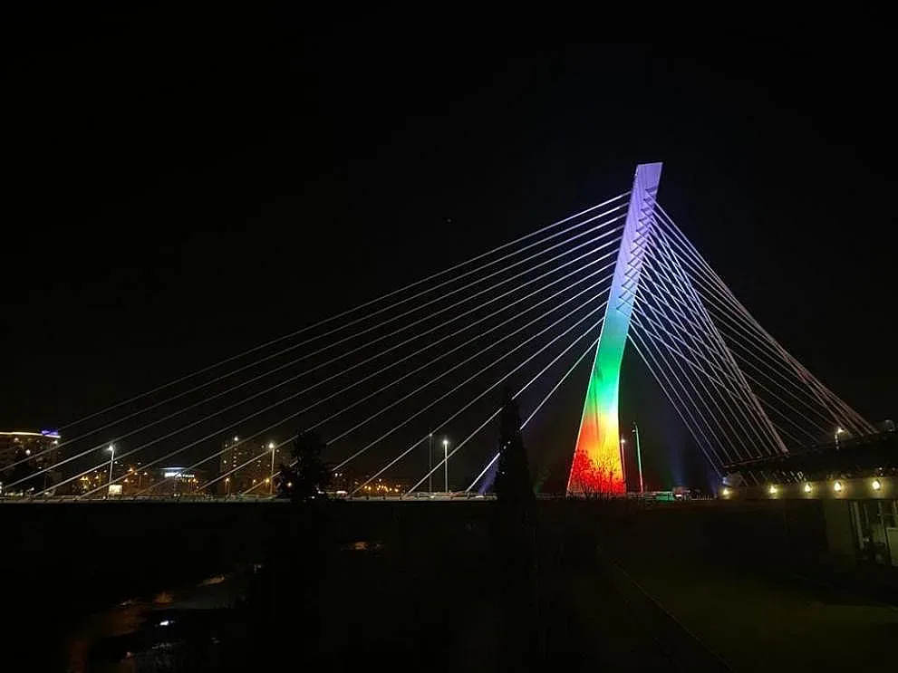 Мост в Подгорица блесна с цветовете на българското знаме
