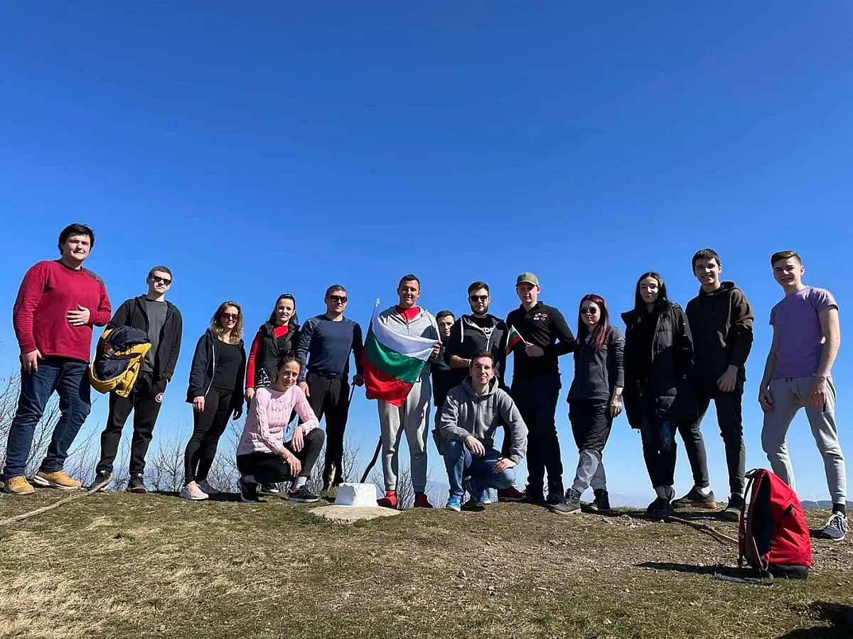 Млади социалисти сложиха нов трибагреник на връх Райлово градище