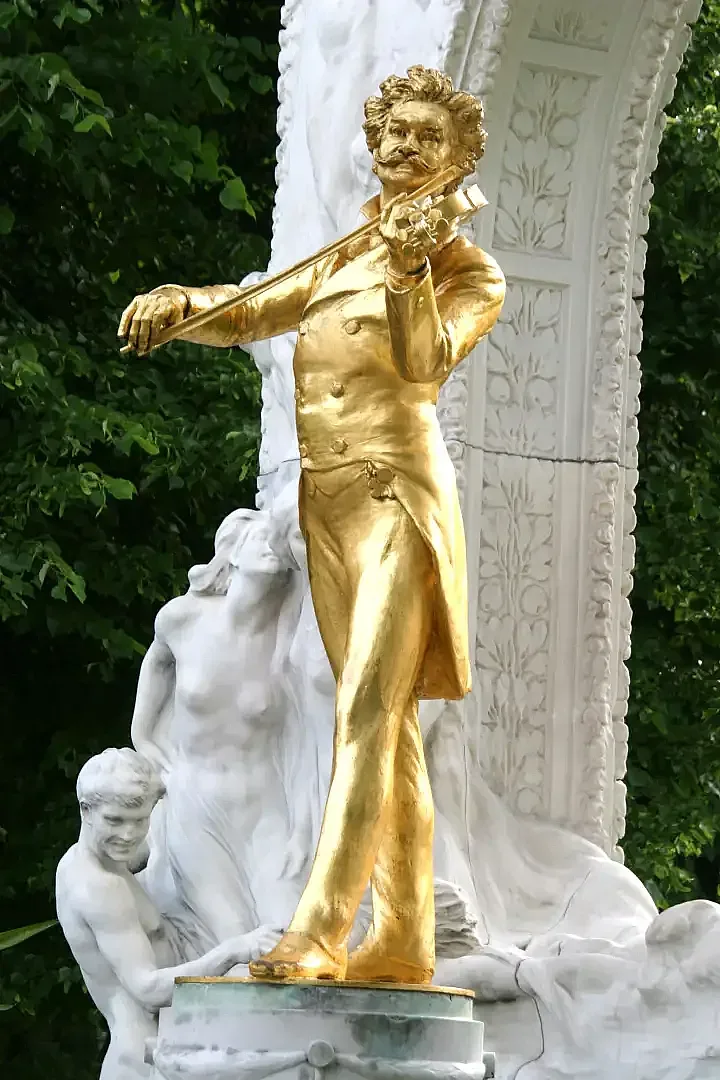 Непознатият Йохан Щраус-син на сцената на зала „България”