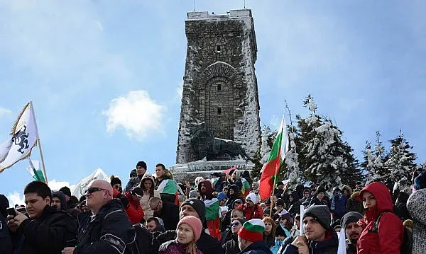 Въпреки ограниченията!Младите със знамена на Шипка