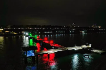 Бургаският Мост грейна в цветовете на трибагреника