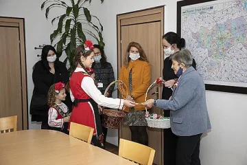 Ученици поздравиха Община Стара Загора за 1 март- Баба Марта