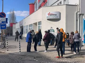 Опашки и хаос пред "Пирогов". Върнаха хората