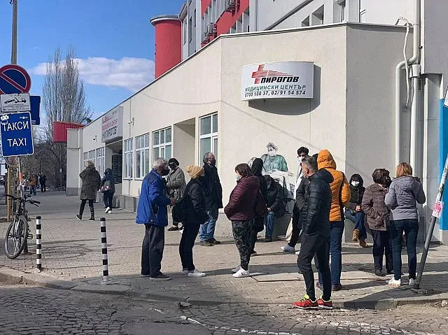 Опашки и хаос пред "Пирогов". Върнаха хората
