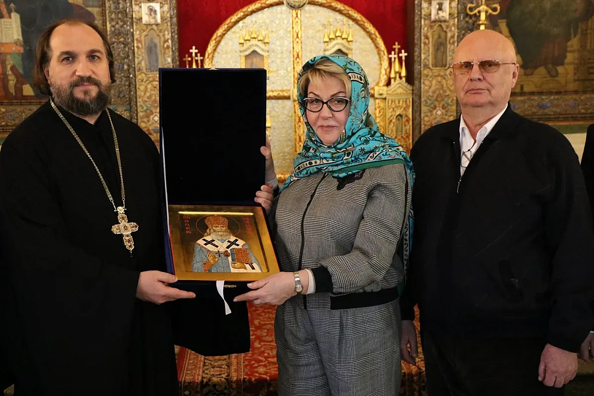 Посланик Митрофанова запали свещ в Руската църква