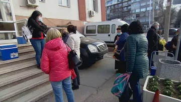 Джипита на опашка за ваксини пред РЗИ