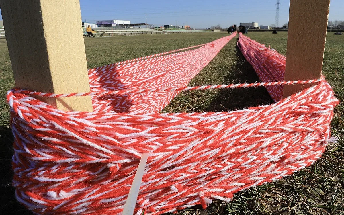 Рекорд! Мартеница дълга 20 км