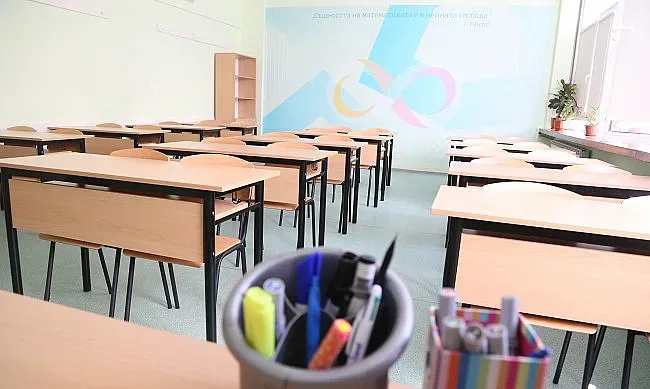 Учители: Върнете дистацинното