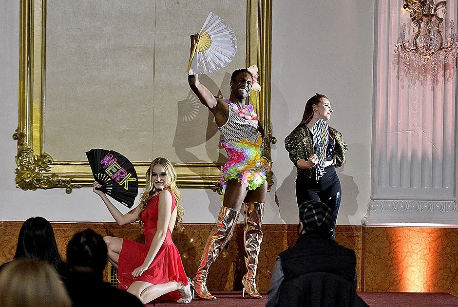 Мъже с поли и момичета с голи гърди на модния подиум