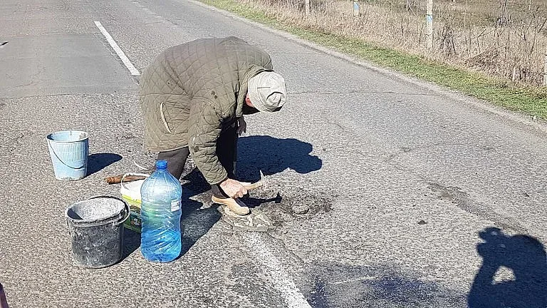 Дядо кърпи дупки между две села