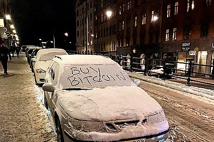 Биткойн се срина с 10%