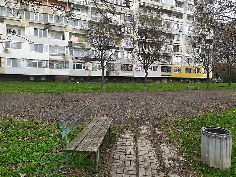 Община Бургас ще превърне запустял терен в хубав малък парк