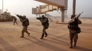 Ракетна атака срещу база в Ирак. Има ранени