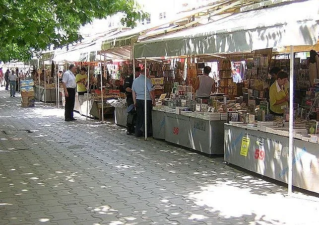 Връщат книгите на площад "Славейков"