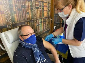 Жоро Мамалев и Любо Нейков във ВМА за ваксина/СНИМКИ/