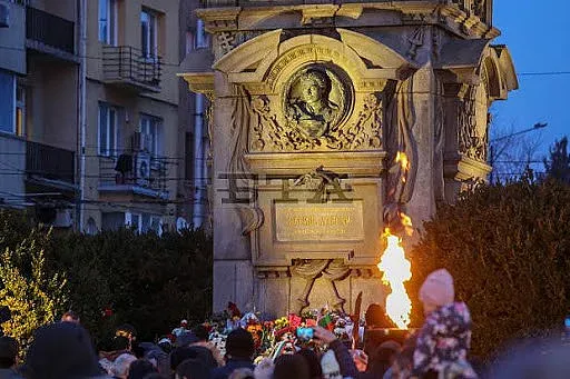 Само с гвардейци на цереманията на Апостола