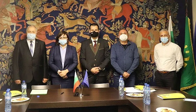 Нинова на крака при ловците. Обеща им помощ