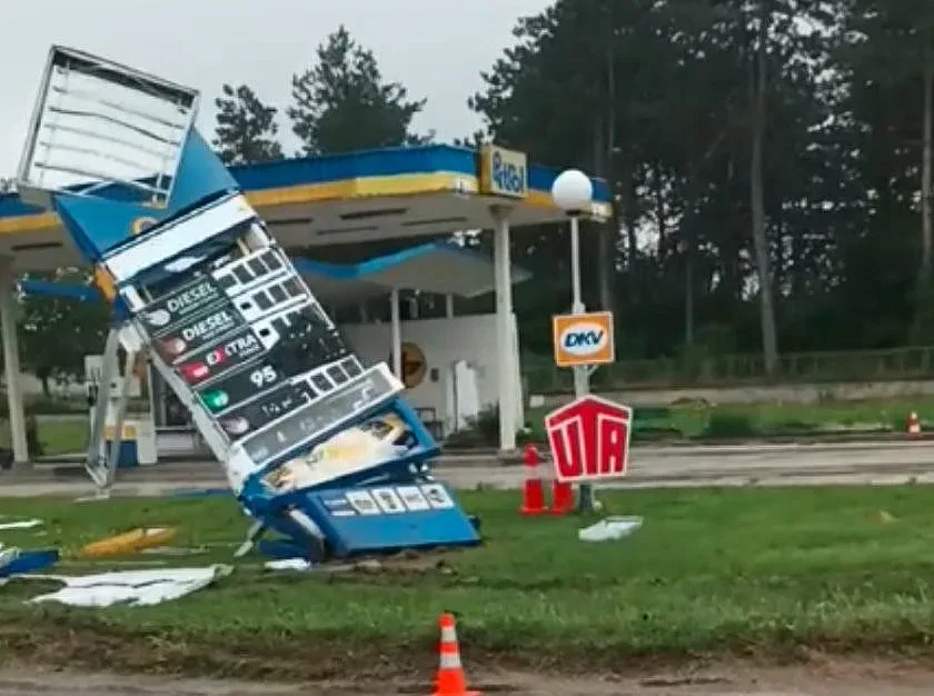На крачка от трагедията! Камера записала как тир се врязва в бензиностанция