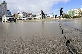 Защо се напука асфалтът до Лъвов мост
