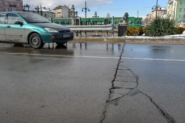 Вижте какво става с асфалта на Лъвов мост