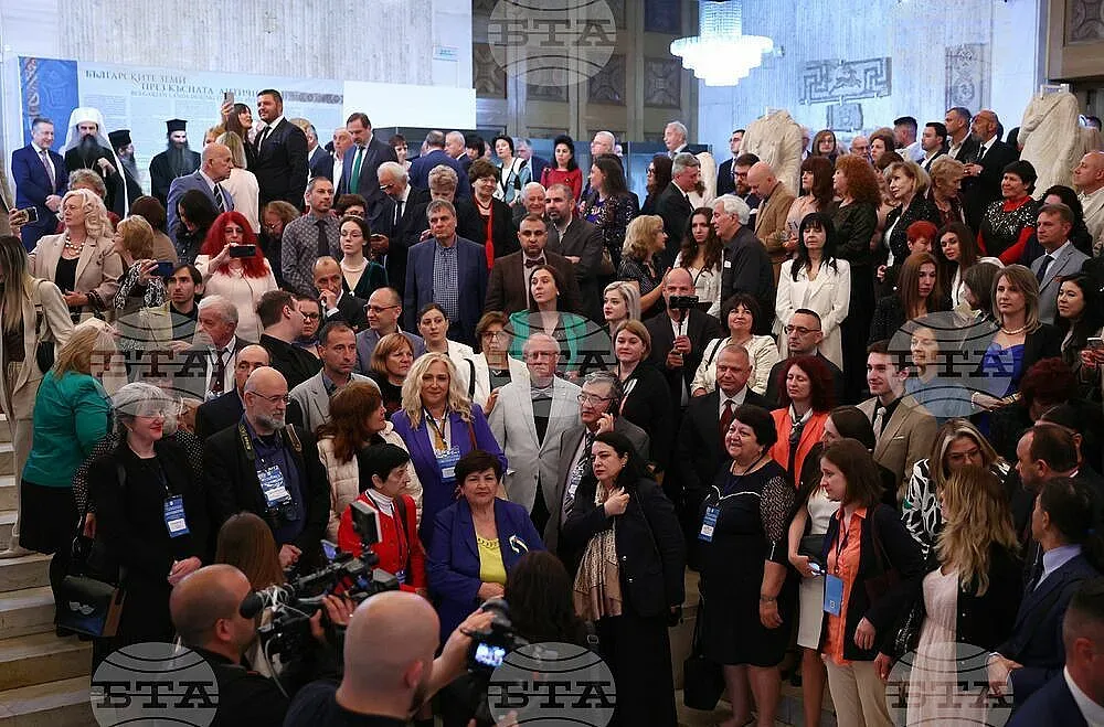 Лилава мрежа и ресни! Деси Радева събра погледите /СНИМКИ/