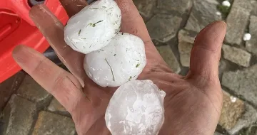 Почна се! Градушка като мандарина, чакат торнадо