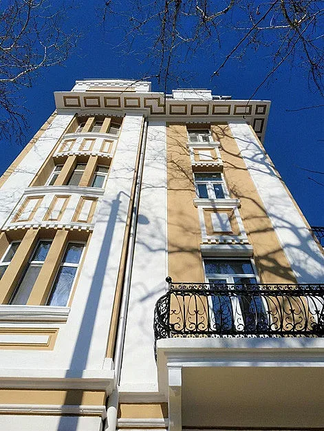 Още една стара сграда в Бургас блесна обновена