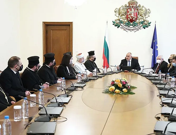 Кабинетът даде милиони за църкви и джамии