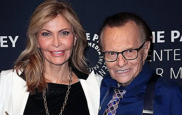 Вдовицата на Лари Кинг оспорва завещанието му