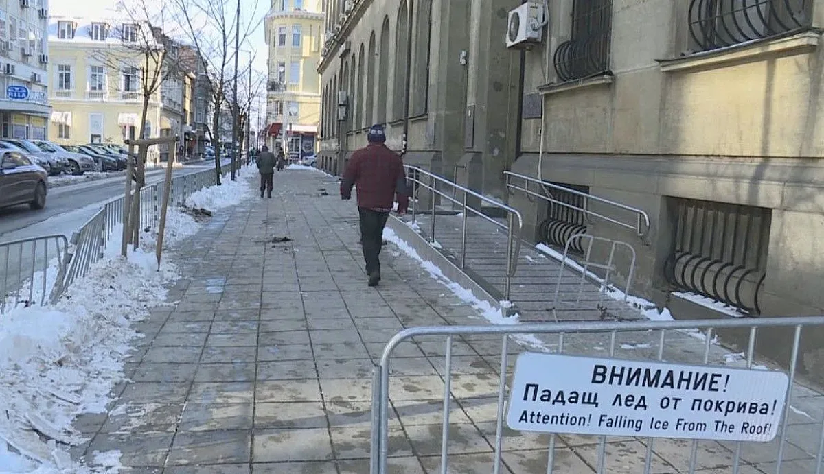 Парчета лед пратиха жена в болницата