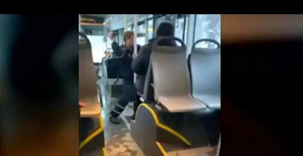 Луд нападна шофьор на автобус с чук