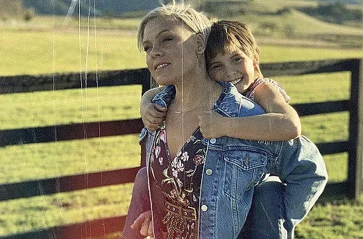 Пинк в трогателен дует с дъщеричката си