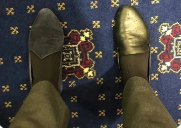 Сенатор отиде на заседание с различни обувки