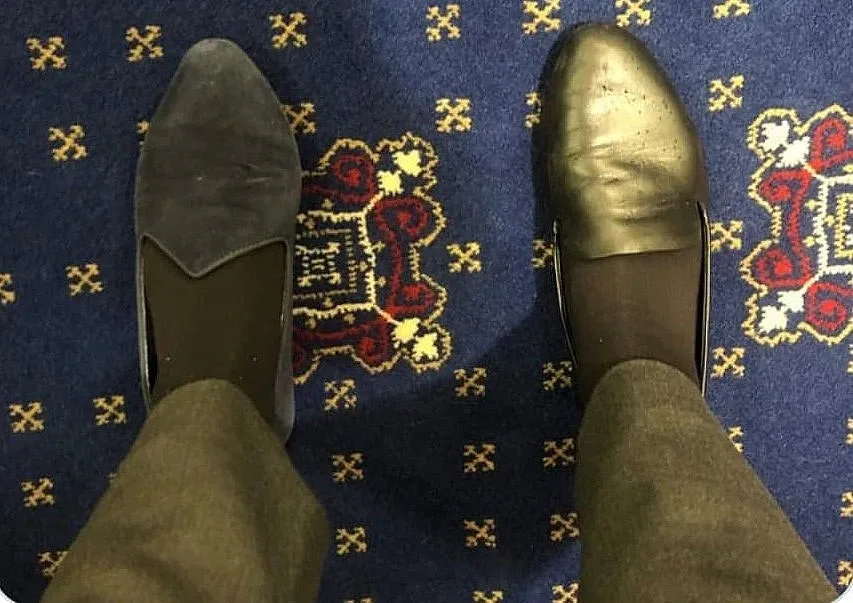 Сенатор отиде на заседание с различни обувки