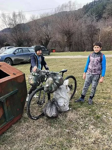 За пример: Хлапета решиха да изчистят боклука
