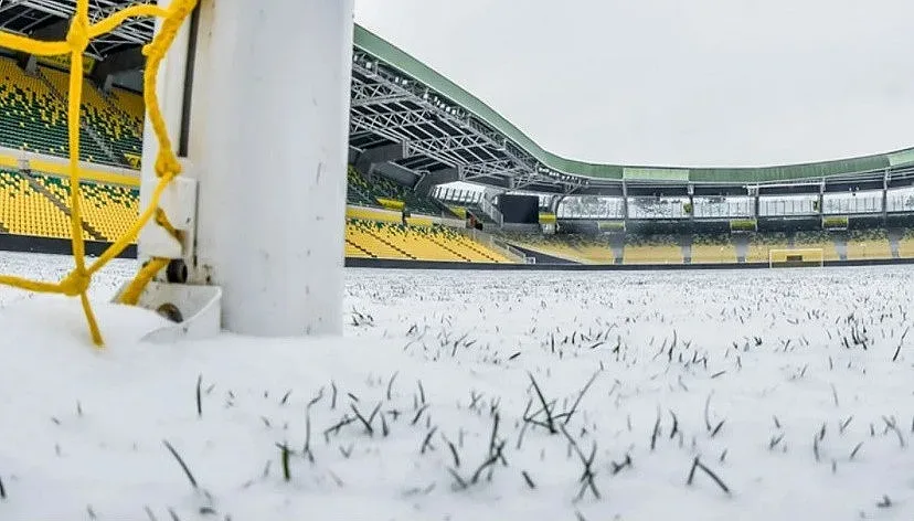 Стадион във Франция стана на ледена пързалка