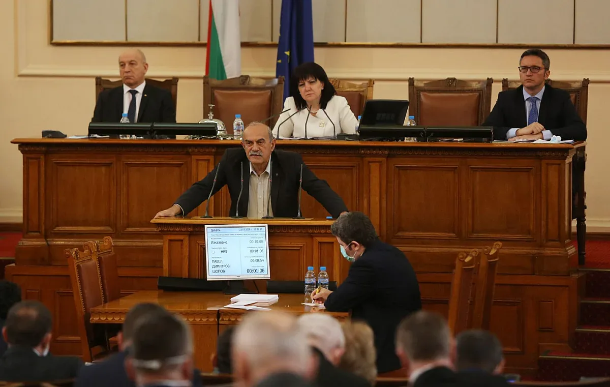Скандал в парламента, изведоха депутат