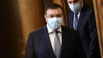 Здравният министър: Почва третата вълна на вируса